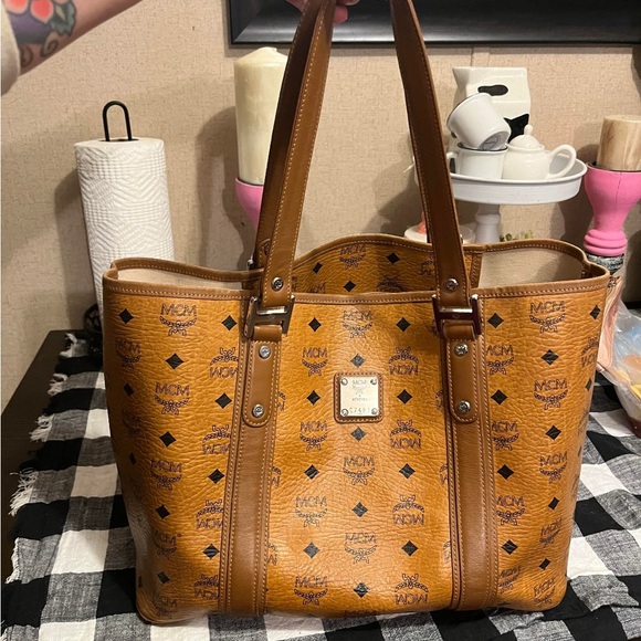 MCM authentic purse perfect condition - Picture 4 of 6